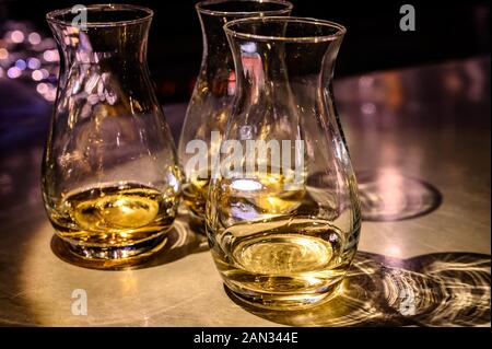 Serie di whisky scozzese, bicchieri da degustazione con varietà di whisky di malto singolo o blended whisky acquavite a distillery tour in Scozia, Regno Unito Foto Stock