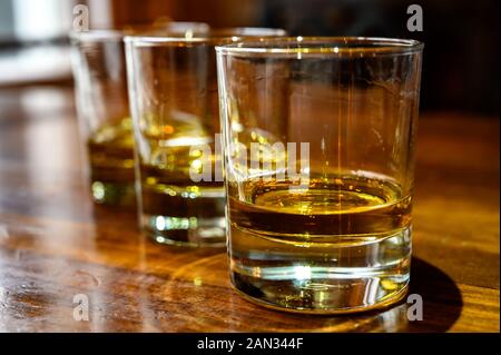 Serie di whisky scozzese, bicchieri da degustazione con varietà di whisky di malto singolo o blended whisky acquavite a distillery tour in Scozia, Regno Unito Foto Stock