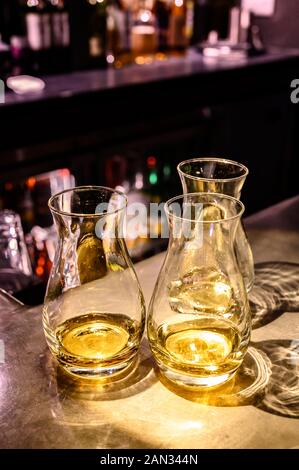 Serie di whisky scozzese, bicchieri da degustazione con varietà di whisky di malto singolo o blended whisky acquavite a distillery tour in Scozia, Regno Unito Foto Stock