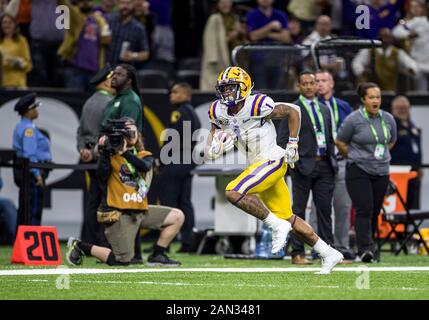 13 gennaio 2020: Il ricevitore largo della LSU Ja'Marr Chase (1) corre con la palla per il yardage durante l'azione di gioco del campionato nazionale di Playoff del College Football tra le tigri Clemson e le tigri della LSU a Mercedes-Benz Superdome a New Orleans, Louisiana. La LSU sconfisse Clemson 42-25. John Mersits/CSM Foto Stock