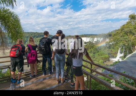 Circuito superiore, Cataratas del Iguazú o Cascate di Iguassù, Parco Nazionale Iguzú, Patrimonio Naturale UNESCO, Provincia Misiones, Argentina, America Latina Foto Stock