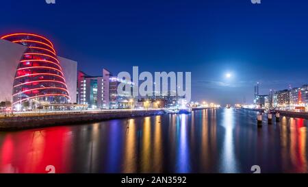 Blue ora a Dublino docks. Illuminato magnificamente embankment e porto. Acqua sfocata sul fiume Liffey estuario. Fotografie con lunghi tempi di esposizione, Irlanda Foto Stock