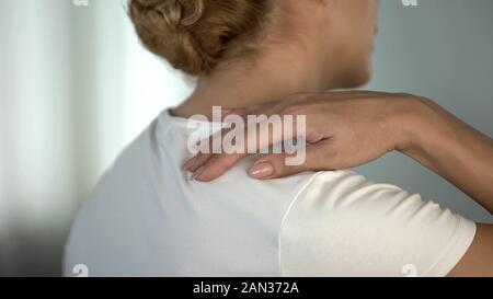 Sentimento donna dolore nella spalla dopo allenamento, dolori muscolari, la cura della salute Foto Stock