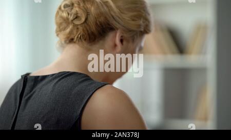 Bella cucina casalinga la cena per la famiglia in cucina, domestico, vista posteriore Foto Stock