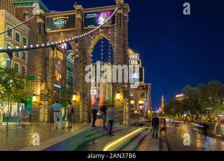 Las Vegas, Nevada, Stati Uniti d'America - 01 Giugno 2015: Replica di New York , il Ponte di Brooklyn a Las Vegas Boulevard. L'illuminazione notturna. Miniatura della Torre Eiffel in Foto Stock