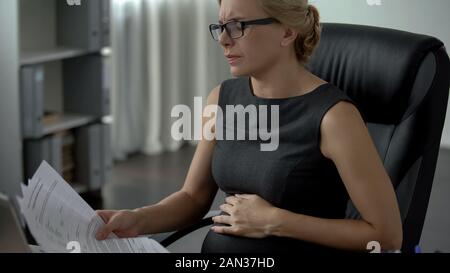 Incinta lavoratore di ufficio provare disagio nello stomaco, baby spostando, salute Foto Stock
