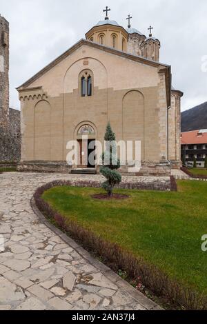 Bellissimo monastero ortodosso di Manasija, circondato da mura protettive fortezza, con porte di ingresso in legno, famoso simbolo del cristianesimo e popolare Foto Stock