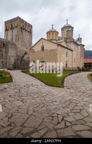 Bellissimo monastero ortodosso di Manasija, circondato da mura protettive fortezza, con porte di ingresso in legno, famoso simbolo del cristianesimo e popolare Foto Stock