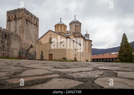 Bellissimo monastero ortodosso di Manasija, circondato da mura protettive fortezza, con porte di ingresso in legno, famoso simbolo del cristianesimo e popolare Foto Stock