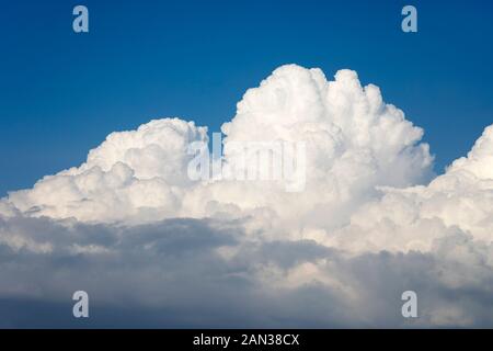 Formazione di nubi di Cumulus nella regione di Galilea, Israele Foto Stock