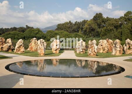 Memoriale per 73 soldati morti nel disastro di elicottero del 1997, Dafna, Israele. 73 rocce sono disposte intorno ad una piscina in cui i nomi sono scritti. Foto Stock