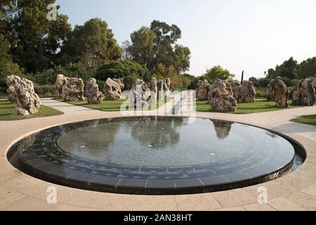 Memoriale per 73 soldati che sono morti in 1997 elicottero disastro, Dafna, Israele. 73 rocce sono disposte intorno ad una piscina in cui i nomi sono scritti Foto Stock