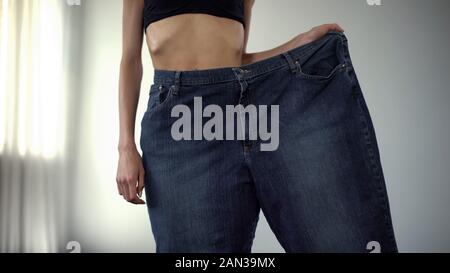Anoressica ragazza indossa uno stira-gamba, popolo grasso vs skinny, rapida perdita di peso Foto Stock