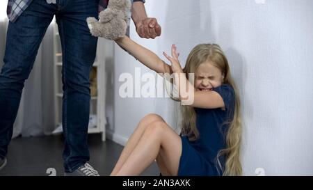 Padre crudele intimidatorio e battendo inerme piccolo figlia assalto in famiglia Foto Stock