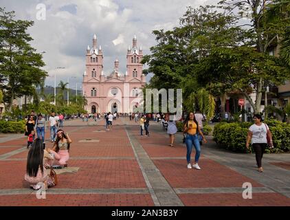 Basilica del Señor de los Milagros (Signore dei Miracoli) in plaza a Guadalajara de Buga, Colombia Foto Stock
