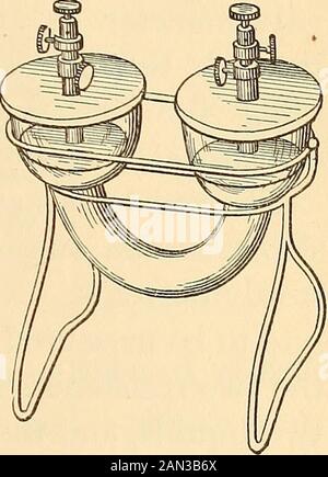 Misure elettriciManuale di laboratorio . Fig. 47. Ai fini della misura relativa della resistenza o della conducibilità, sono presenti soluzioni di confronto o standard. Come buone soluzioni conduttrici sono raccomandate da F. Kohl-rausch ^, aventi una conducibilità indicata con k alla temperatura di t gradi C: NaCl, 26.-4 %, sp. Gr. 1.201.h = 2015 X 10-^^ + 45 X 10- G - 18)-MgSO^^ IT.3%, sp. Gr. 1.187.y^ = 460 X 10-^ + 12 X 10^ (t- 18). 1 Wied. Ann. II., p. 653, 1880; Fh2/s. Jfeas., pag. 320. BESISTANCE. Fig. 48. Queste conducibilità sono relative rispetto a mer-cury Foto Stock