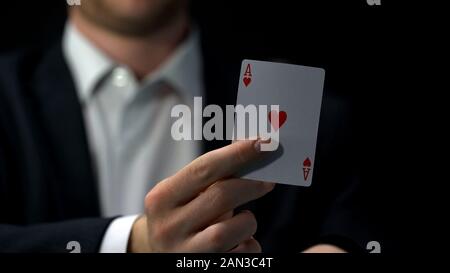 Lettore maschio azienda scheda di ace, business bluff strategia, possibilità di vincere, gioco d'azzardo Foto Stock