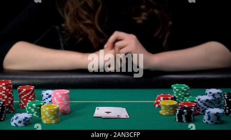 Lucky Lady player che mostra la mano, aces coppia combinazione, poker di concorrenza, casinò Foto Stock