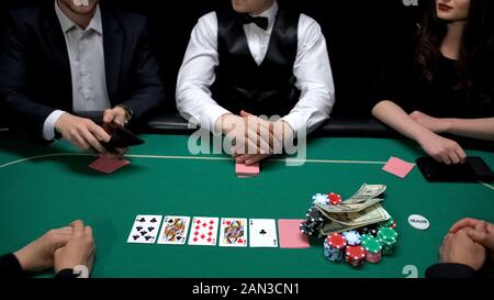 Ricco Poker player controllo wallet, vuole aumentare le scommesse, casino gambling bluff Foto Stock