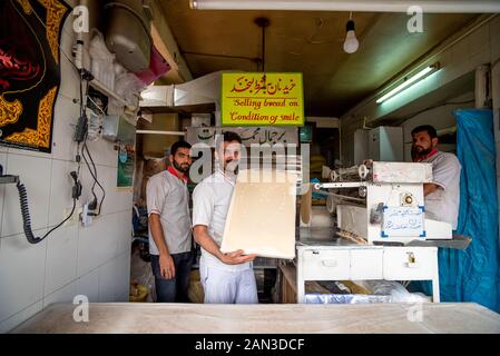 1 marzo 2019: Baker uomo nel tradizionale panificio la produzione di focacce. Kashan, Iran Foto Stock