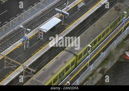 Un Birds Eye View di un trenino verde tirando in una stazione vuota Foto Stock