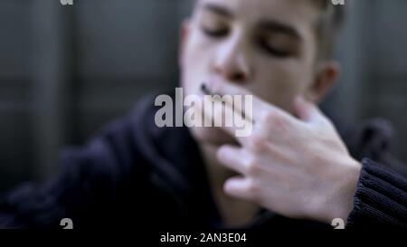 Scolaro fumatori, protesta contro il controllo parentale, cattiva influenza, close-up Foto Stock