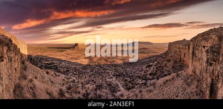 Tramonto spettacolare Namibia Damaraland. Sunris spot. Lodge attività. Vingerklip regione. Il dessert valley view. La Namibia destinazione di viaggio. Vacanza in Africa. Foto Stock