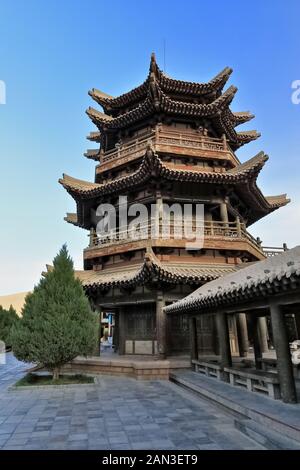 Pagoda Cinese a piani alti e padiglioni circostanti che si affacciano sul Crescent Lake-Dunhuang-Gansu-China-0666 Foto Stock