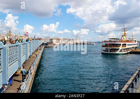 Un ferry boat cruises dal Bosforo River Bridge sul Golden Horn con la Torre Galata e Istanbul Turchia in vista. Foto Stock