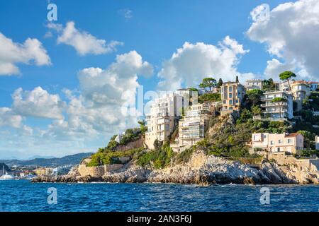 Vista della collina case e barche in mare a Saint-Jean-Cap-Ferrat, Francia, parte della Riviera francese sul Mar Mediterraneo. Foto Stock