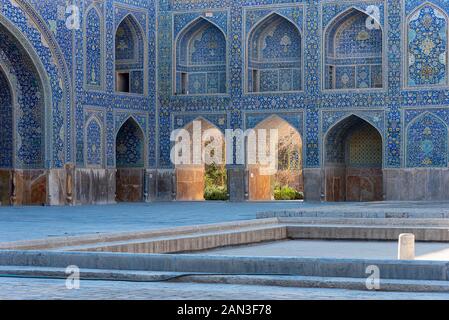 Tilework su pareti di Imam moschea imam Square a Isfahan, Iran Foto Stock