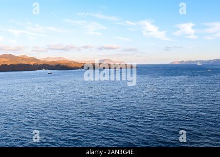 Le piccole isole e navi da crociera all'interno della caldera di Santorini, Grecia. Foto Stock