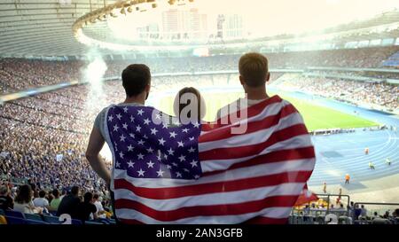 Per gli appassionati di calcio con la bandiera americana saltando al Stadium, il tifo per la squadra nazionale Foto Stock