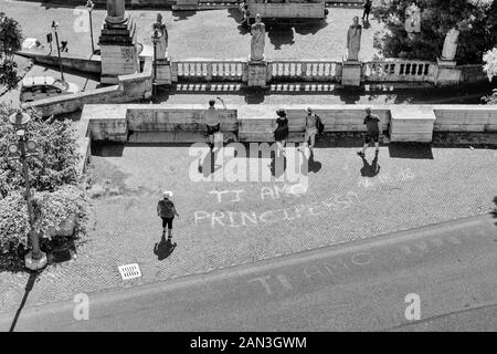 Graffiti su strada proclamando amore a Piazza del Popolo a Roma Foto Stock