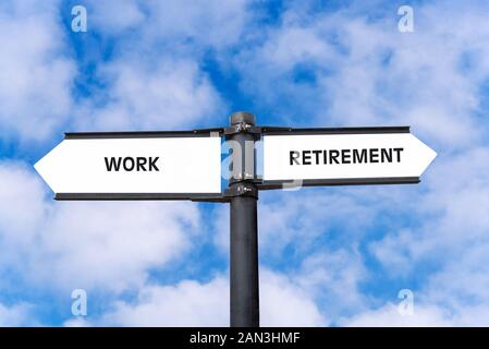 Orientamento concettuale circa la scelta tra le pensioni di anzianità e di lavorare con il cielo blu con nuvole in background Foto Stock