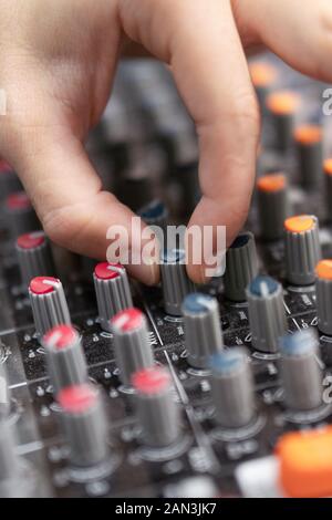 Primo piano di una console di mixaggio, equalizzazione manuale dei canali audio. Studio di registrazione professionale. Lavorare in studio di registrazione . Foto Stock