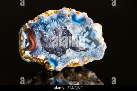 Bella agata cava semi-pietra preziosa. Cancellare i cristalli grezzi all'interno geode. Naturale di calcedonio blu superficie colorata. Cristallo cristallina nella cavità. Foto Stock