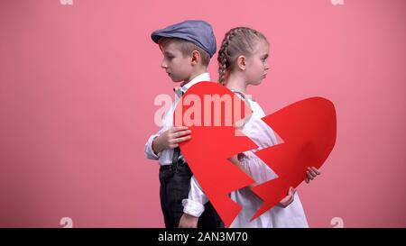 Triste giovane azienda pezzi rotti di cuore rosso, litigi, freno fino Foto Stock