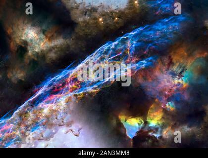 Un colorato supernova residuo da qualche parte nel guscio esterno velo regione nebulosa in colori luminosi. Elementi dell'immagine sono state arredate dalla NASA Foto Stock