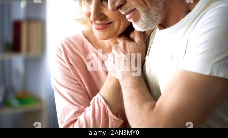Felice coppia sposata Holding Hands, vecchiaia convivere, di amore e di comprensione Foto Stock