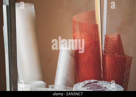 Materiali di costruzione, meshnets in fibra di vetro in un rotolo. Appartamento ristrutturato. Foto Stock