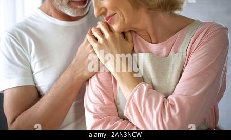 Persone anziane marito e moglie Holding Hands, felici i nonni e relazioni familiari Foto Stock