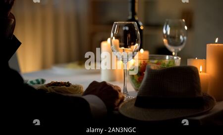 Gentleman in tuta seduti al tavolo serviti nel ristorante, celebrazione dell anniversario Foto Stock