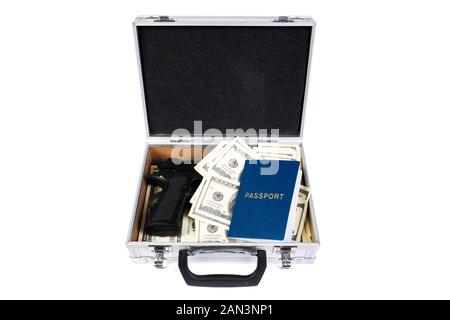 Soldi, armi e passaporto in una valigia di metallo. Una valigia con le banconote americane, un documento e un'arma da fuoco. Foto Stock