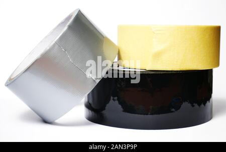 Set di vari isolati nastri adesivi su uno sfondo bianco. Grigio con nastro adesivo rinforzato con montaggio, nastro adesivo, nastro adesivo nero. Foto Stock