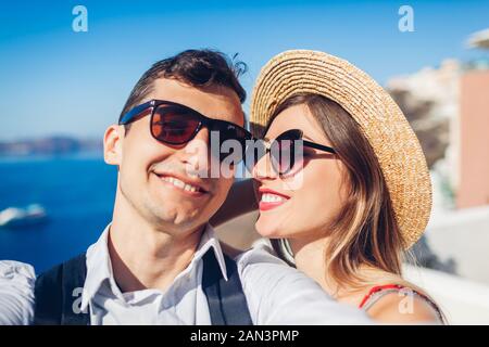 Il giorno di San Valentino. Matura in amore tenendo selfie durante la luna di miele a Santorini Island, Grecia. Persone che camminano in Thera. Foto Stock