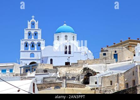 Una chiesa a cupola blu greca nel villaggio tradizionale di Megalochori a Santorini, Grecia. Foto Stock