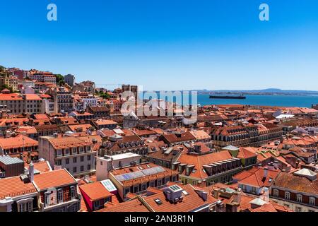 Tetti di Lisbona e la nave cisterna in fiume Tagus visto da Santa Justa sollevamento piattaforma di visualizzazione. Foto Stock