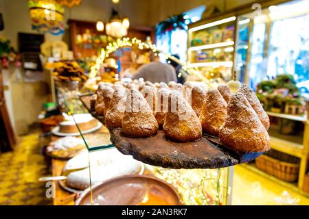 A forma di cono pasticceria alla famosa panetteria Forn des Teatre in Palma di Mallorca, Spagna Foto Stock