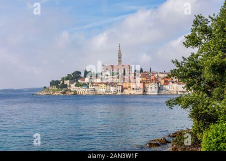 Vista panoramica sulla costa dall'isola di Santa Katerina al lungomare della città vecchia di Rovigno e alla Basilica di Sant'Eufemia, Istria, Croazia sul mare Adriatico Foto Stock